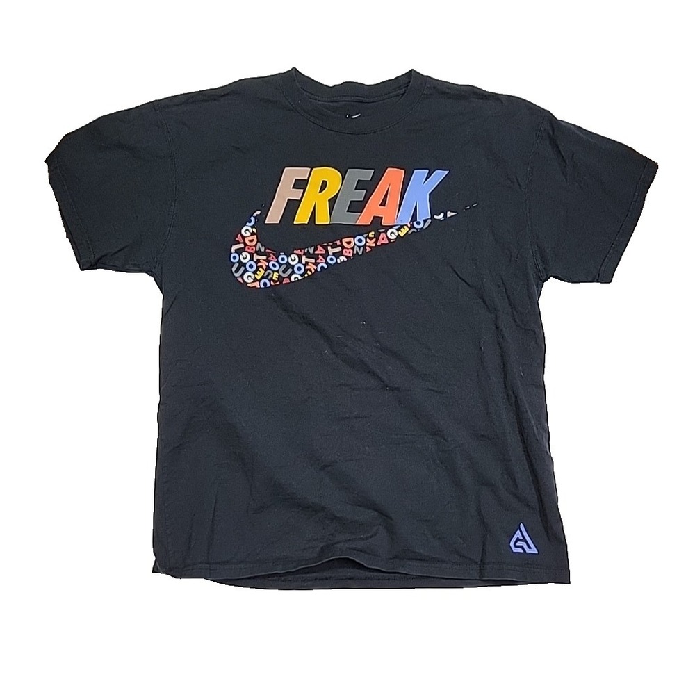 Nike Tee Giannis Antetokounmpo FREAK Spell Out Swoosh Basketball Shirt Men Large